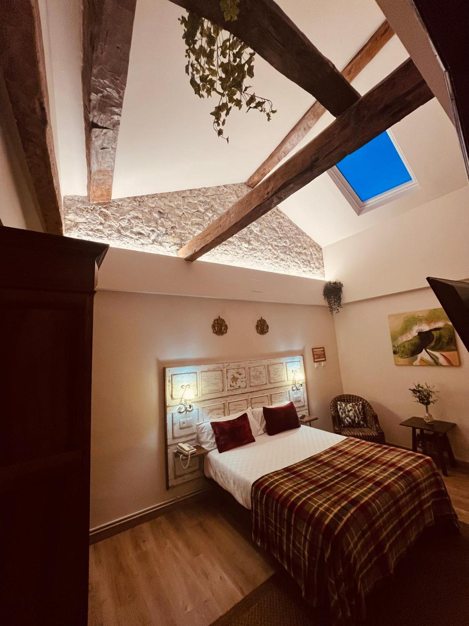 Hotel Palacio Carlos I Villaviciosa  Extérieur photo